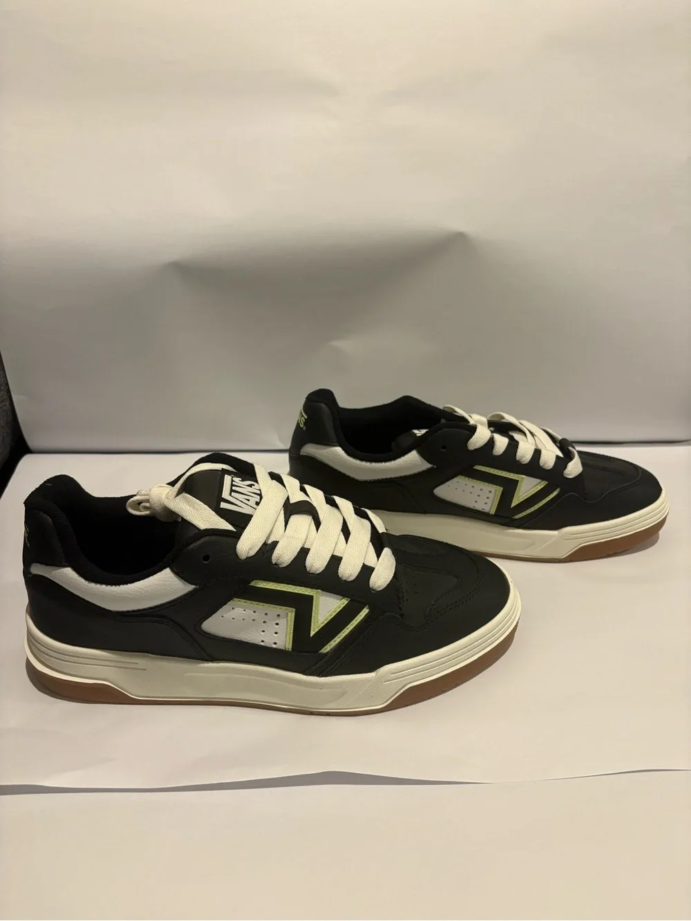 Vans Black, White & Lime Low-Top Skate Sneakers men’s size 9